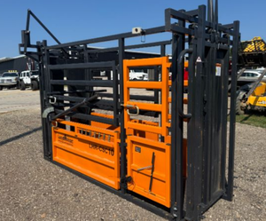 lot 33014 image: Land Honor  10 Cattle Work Chute With Weight Scale LHR-CSC10&nbsp (See Description for Condition)