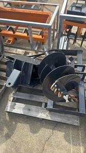 lot 33031 image: Hydraulic Post Hole Auger Attachment 18 inch auger&nbsp (See Description for Condition)