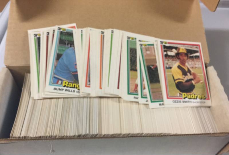 lot 1116 image: Complete Near Mint 1981 Donruss Baseball Card Set - All 660 Cards and First Donruss Set Ever