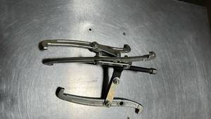 lot 11563 image: 3-Jaw Gear Puller Tool 8, 2 4, & 1 6