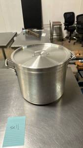 lot 50422 image: Commercial Aluminum Stock Pot with Lid