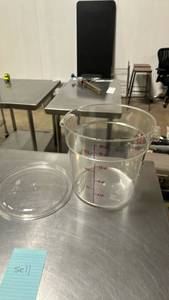 lot 50424 image: 18 qt Bucket with lid