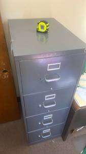lot 50495 image: 4-Drawer Metal Filing Cabinet 27x18x57