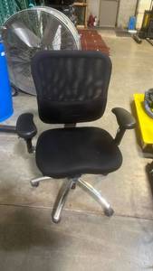 lot 71136 image: Black Mesh Back Office Chair with Adjustable Arms