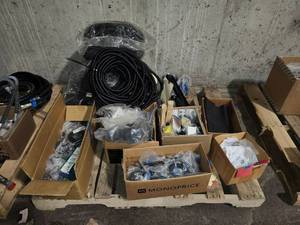 lot 11585 image: Bulk Lot Computer Cables and Connectors