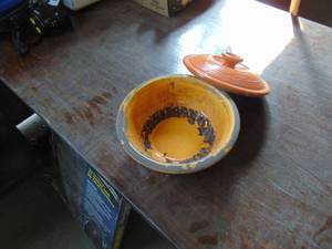lot 3504 image: Crock Bowl with Mismatched Lid - Fiestaware type design