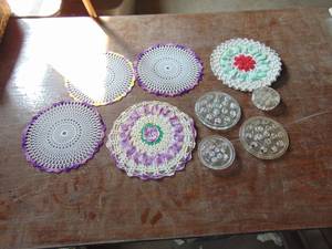 lot 3506 image: Assorted Doilies and Frogs