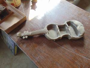 lot 3511 image: Ceramic Violin Shelf
