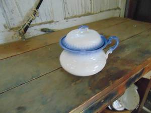 lot 3563 image: Small BlueWhite Pot with Lid