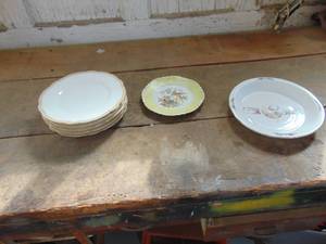 lot 3575 image: Pie Plate and Selection of China Pieces