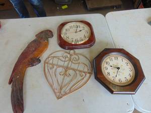 lot 3589 image: Selection of Decor - Seth Thomas Clock - Chalkware Parrot - see pictures for repairs