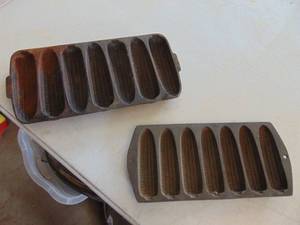 lot 3614 image: Pair of Cast Iron Cornbreads - 1 Wagner