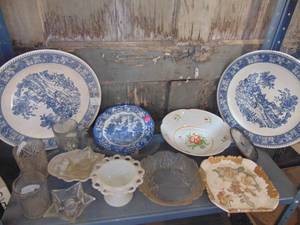 lot 3634 image: Contents of Shelf - Blue and White Plates