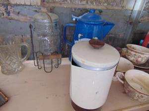 lot 3636 image: Contents of Shelf - Single cup Percolator