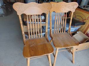 lot 3638 image: 4 Pressed Back Oak Chairs