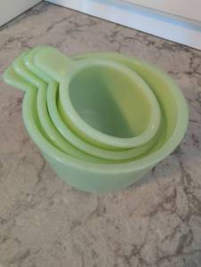 lot 823 image: Fire King Jade-ite Measuring Cup Set