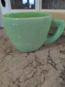 lot 828 image: Fire King Jadeite Measuring cup