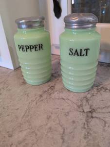 lot 831 image: Jadeite Glass Salt and Pepper Shakers
