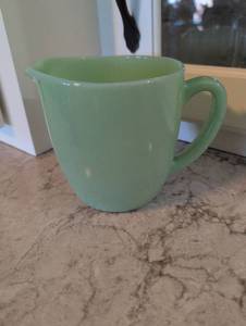lot 840 image: Jadeite Glass Measuring Cup