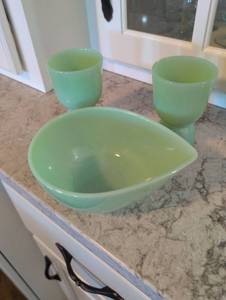 lot 846 image: Fire King Jadeite Dessert Set