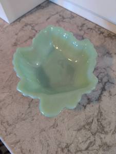 lot 847 image: Seafoam Green Glass Leaf Bowl