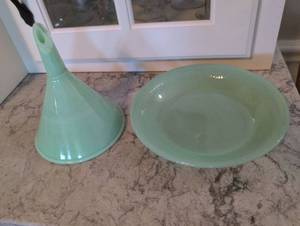 lot 852 image: Jadeite Glass Funnel and Plate Set