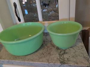 lot 854 image: Fire King Jadeite Mixing Bowls Set