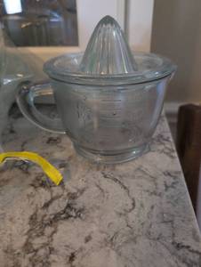 lot 855 image: Glass Citrus Juicer with Measuring Cup