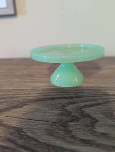lot 881 image: Jadeite Green Glass Cupcake Stand