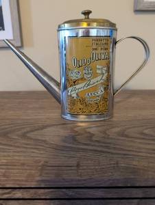 lot 890 image: Italian Olio DOliva Metal Oil Dispenser