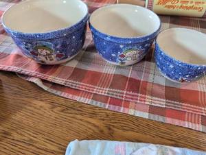 lot 899 image: Winter Snowman Ceramic Mixing Bowls Set