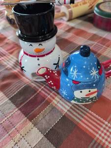 lot 903 image: Snowman Holiday Salt and Pepper Shaker Set