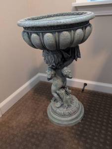 lot 922 image: Decorative Cherub Garden Pedestal