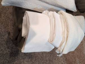 lot 925 image: White Table Cloth