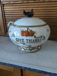 lot 934 image: Thanksgiving Ceramic Soup Tureen with Turkey Finial