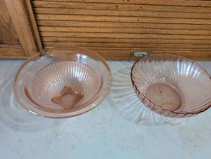 lot 938 image: Pink Depression Glass Shell Pattern Bowl