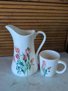 lot 940 image: Pier 1 Tulip Pitcher and Mug Set