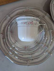 lot 944 image: Noritake Rothschild 7293 China Set for 11