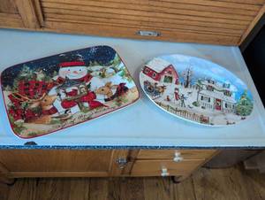 lot 948 image: Holiday Winter Scene Decorative Plates Set