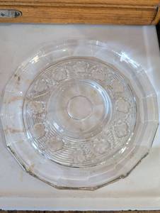lot 957 image: Clear Glass Serving Platter with Floral Design