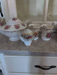 lot 975 image: Allyn Nelson Fine Bone China Tea Set with Pink Roses