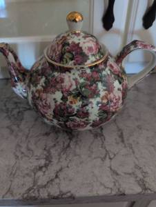 lot 976 image: Floral Rose Pattern Teapot with Gold Accents