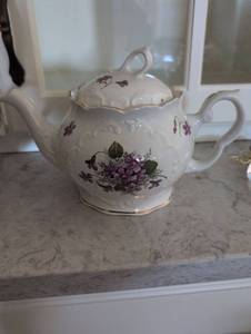 lot 977 image: Purple Violets Fine China Tea Set