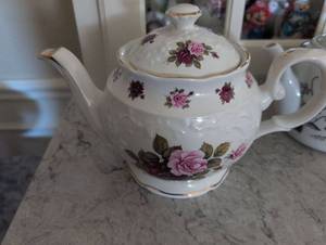 lot 986 image: English Rose Pattern Teapot
