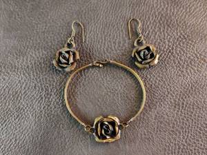 lot 2004 image: Bronze-Toned Rose Jewelry Set