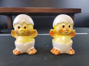 lot 2459 image: Ceramic Baby Chick Figurine