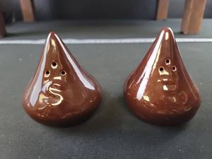 lot 2460 image: Brown Ceramic Kiss Salt and Pepper Shakers