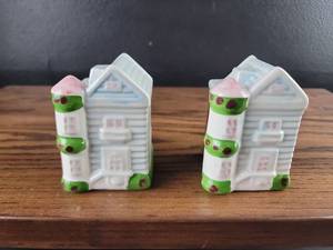lot 2468 image: Decorative White House Salt and Pepper Shaker Set