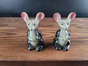lot 2470 image: Mouse Salt and Pepper Shakers Set