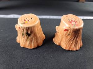 lot 2471 image: Tree Stump Salt and Pepper Shakers